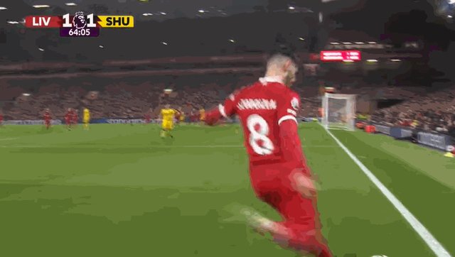 1712265069601087014.gif 范戴克头球被扑.gif